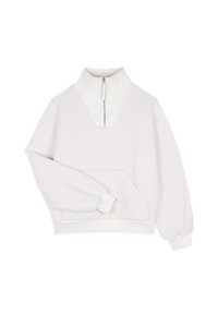 Sudadera de forro polar blanco con cuello alto y cierre de cuarto de cremallera. Cuenta con un bolsillo frontal y puños acanalados. Textura suave y ajuste relajado.