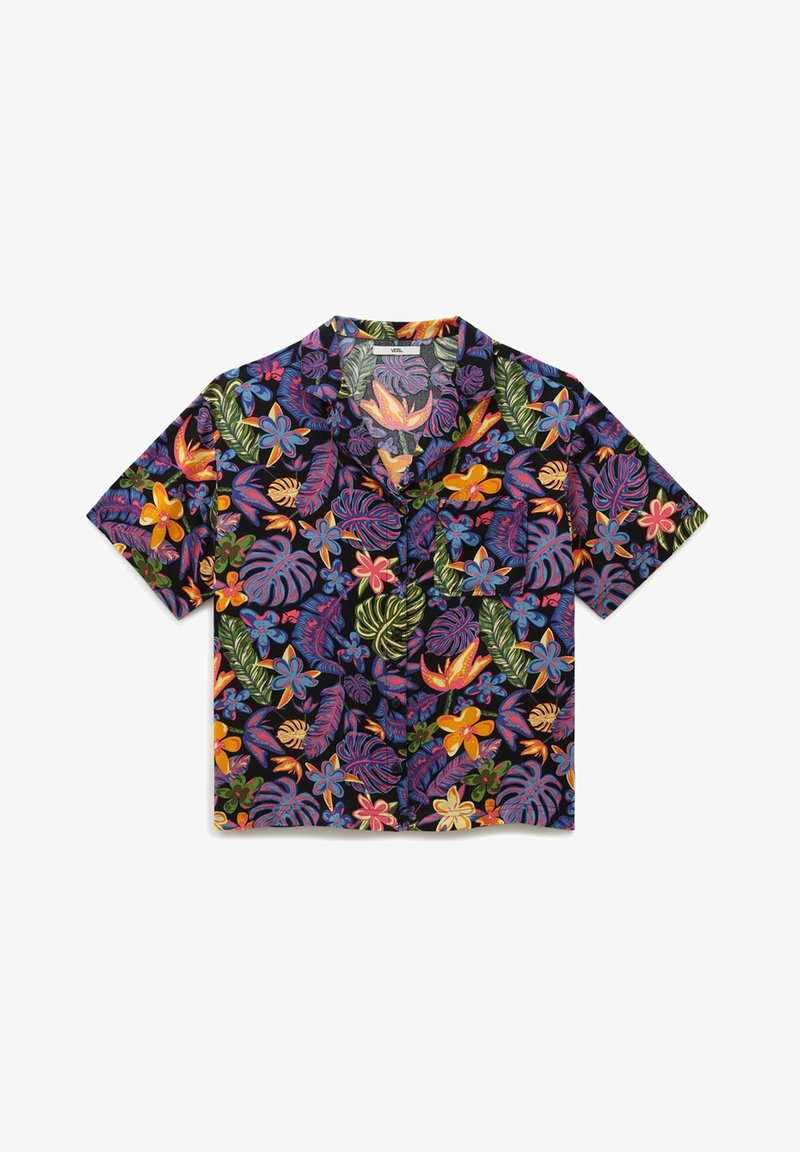 Chemise à manches courtes boutonnée avec motif coloré de feuilles et de fleurs tropicales sur fond noir.
