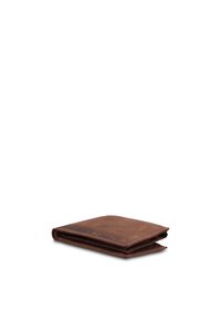 Portafoglio in pelle marrone con finitura testurizzata, design pieghevole e cuciture a contrasto. Presenta un logo in rilievo e molteplici scomparti per carte.