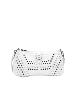 Bolso de mano de cuero blanco con acentos de tachuelas plateadas, cierre superior con cremallera y correa de hombro detachable. SuperficieTexturada con patrones geométricos.