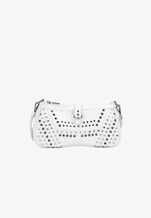 Bolso de mano de cuero blanco con acentos de tachuelas plateadas, cierre superior con cremallera y correa de hombro detachable. SuperficieTexturada con patrones geométricos.