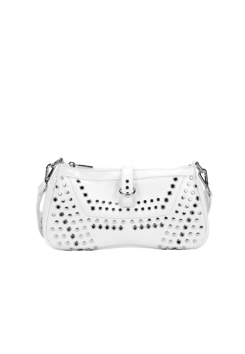 Bolso de mano de cuero blanco con acentos de tachuelas plateadas, cierre superior con cremallera y correa de hombro detachable. SuperficieTexturada con patrones geométricos.