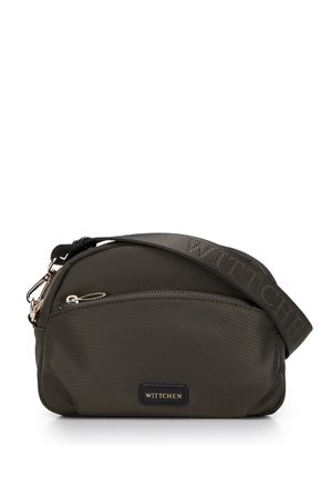 Olivově zelená nylonová crossbody taška s kulatým tvarem, zlatou kovovou sponou a nastavitelným popruhem s embosovaným logem.