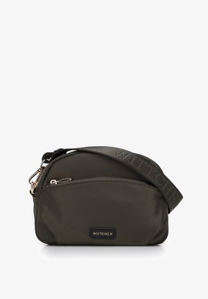Olivově zelená nylonová crossbody taška s kulatým tvarem, zlatou kovovou sponou a nastavitelným popruhem s embosovaným logem.