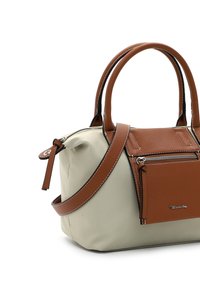 Borsetta in tessuto beige con dettagli in pelle marrone, doppi manici e una tracolla rimovibile. Presenta una tasca frontale con zip e cuciture a contrasto.