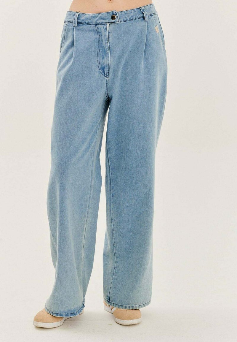 Svetlomodré džínsové nohavice so širokým strihom, vybavené zapínaním na gombík, záhybmi a prešitými detailmi vreciek. Hladká textúra.