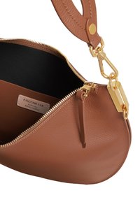 Borsa a spalla in pelle marrone con finitura testurizzata, zip dorata e hardware a chiusura. Interno nero, con etichetta del brand.