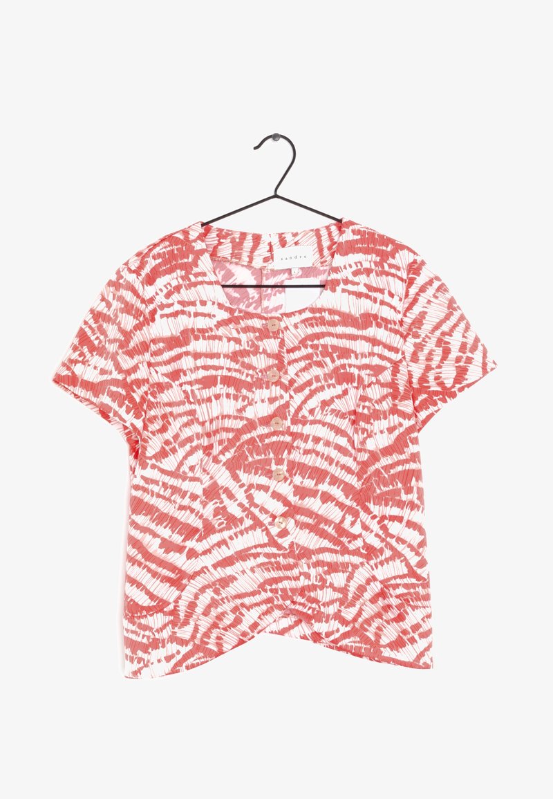 Blouse à manches courtes en corail et blanc avec un motif ondulé, dotée d'un décolleté arrondi et de six boutons fonctionnels sur le devant.