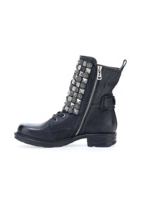 Čierne kožené členkové topánky so šnurovaním vpredu, bočným zipsom a kovovými cvočkami pozdĺž holene. Ploché podpätky a textúrovaný povrch.