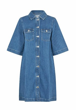 Vestido camisa de mezclilla en azul claro con rayas verticales blancas, cuello con solapa, mangas cortas, dos bolsillos en el pecho y cierre frontal de botones.