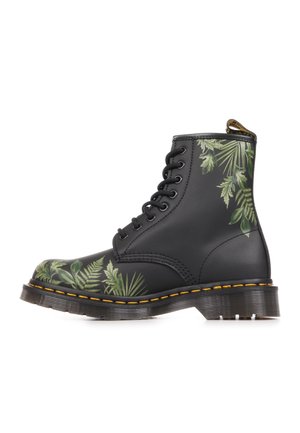 Botte en cuir noir à lacets avec coutures jaunes et motifs de feuilles tropicales vertes aux zones des orteils et du talon.