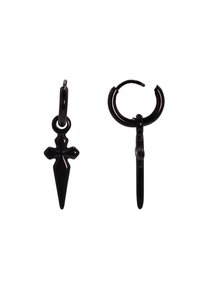 Zwarte metalen oorbellen met een spitse hanger met kruisontwerp aan de ene kant, en een ronde gedetailleerde ring met een clip-sluiting aan de andere kant.