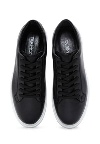 Sneakers in pelle nera con una superficie liscia, punta arrotondata e suola in gomma bianca. Presentano lacci neri e un logo discreto sulla soletta.