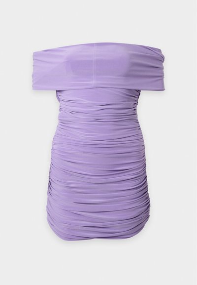 Stropfri lilla kjole med rynkede stofdetaljer og en foldet halsudskæring, designet til en tætsiddende, rynket silhuet.