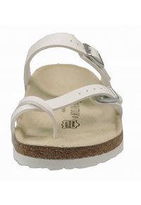 Sandal in pelle bianca con due cinturini regolabili, fibbie in argento, soletta in sughero e suola in gomma bianca. Design piatto con contorni minimi.