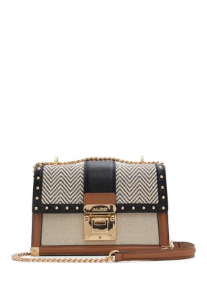 Bolso bandolera rectangular con patrones en marrón, negro y beige, tachuelas doradas, cadena como correa y un cierre dorado grabado con "ALDO".