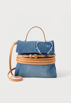 Majhna modra torbica iz jeansa s tan usnjenimi trakovi in pasnim detajlom, na poklopcu z razpokanim obiščem v obliki srca.