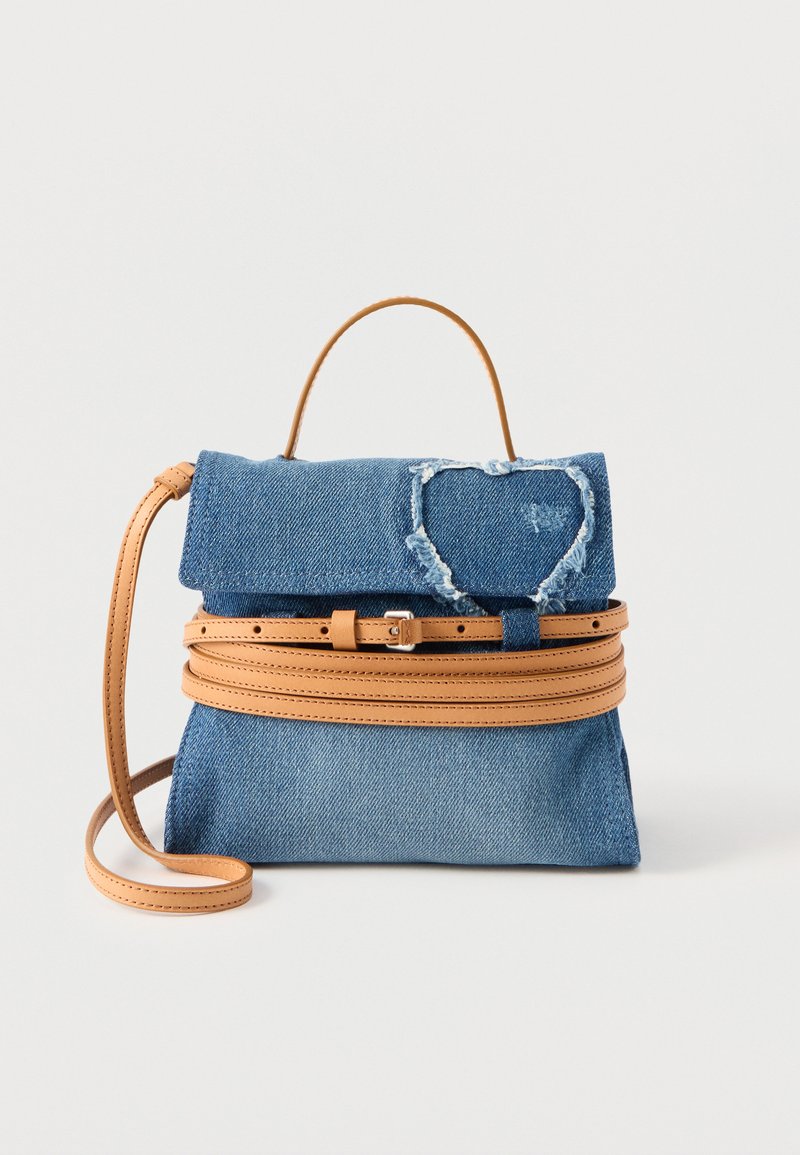 Μικρή τσάντα ώμου από μπλε τζιν με λουριά και λεπτομέρεια ζώνης από δέρμα ταμπά, διαθέτει ένα ξεφτισμένο μπαλώμα σε σχήμα καρδιάς στο καπάκι.