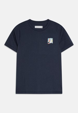Mørk marineblå T-shirt med korte ærmer og et lille flerfarvet sejlskibsdesign på venstre bryst, rund hals.