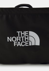 The North Face BASE CAMP VOYAGER 21 ROLLER UNISEX - Kovčeg s kotačićima - black/white