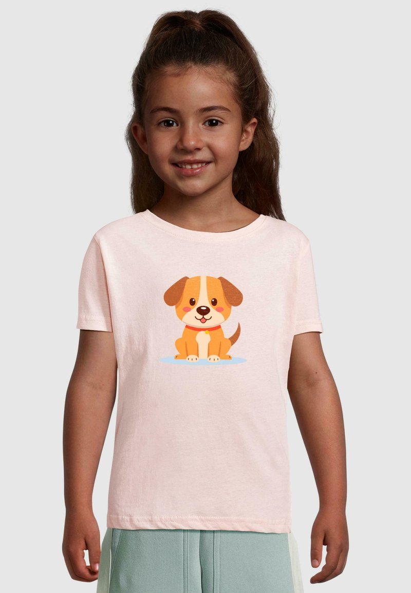 Helles rosa T-Shirt mit kurzen Ärmeln aus Baumwolle, mit einer Cartoon-Hund-Illustration in Orange und Weiß auf der Vorderseite.