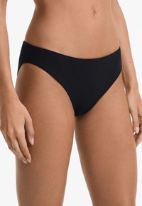 Črne bikini hlačke z rebrasto teksturo, srednje visokim dizajnom in minimalno pokritostjo. Imajo čisto obrobo in brez vidnih kovinskih delov.
