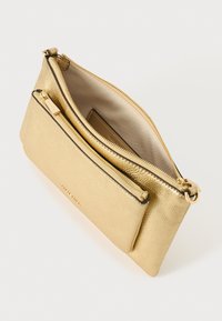 Clutch in pelle dorata con superficie texture, dotata di due scomparti con zip e una fodera interna liscia. La minuteria della zip è di tonalità dorata.