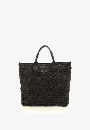 Borsa tote in pelle intrecciata nera con due manici arrotondati. Presenta un motivo testurizzato a griglia, un design spazioso e nessun hardware visibile.