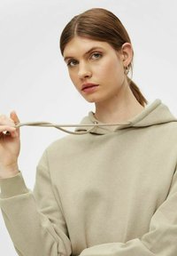 Pieces CHILLI HOODIE - Jersey con capucha - seneca rock