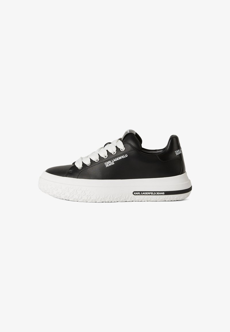 Schwarze Ledersneaker mit weißen Schnürsenkeln und strukturiertem Gummisohle. Verfügt über eine Markierung an der Seite und eine kontrastierende weiße Zwischensohle.