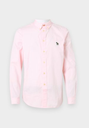 Camisa de botones de manga larga color rosa claro hecha de algodón. Presenta un cuello con solapa y un logo de elefante bordado en verde en el lado izquierdo del pecho.