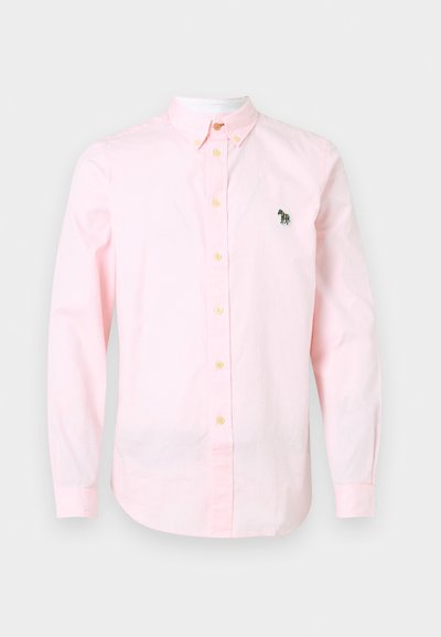 Svetlo roza srajca z dolgimi rokavi in gumbi, izdelana iz bombaža. Ima ovratnik in zeleno vezeno slonovo logo na levem prsnem predelu.