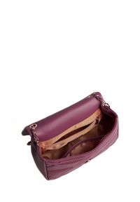 Borsa a tracolla in pelle viola con compartimento principale con zip, esterno trapuntato e foderatura in raso con una tasca interna.