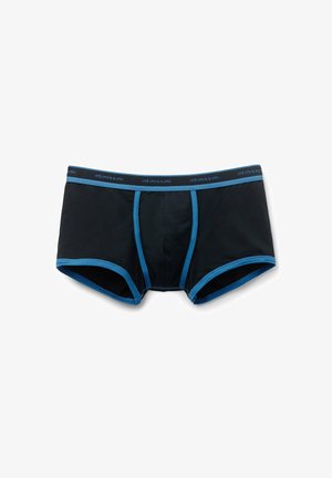 Czarne bokserki z niebieskim paskiem, wykonane z miękkiego materiału, z kontrastującymi niebieskimi wykończeniami na brzegach oraz z projektem kieszonkowym z przodu.