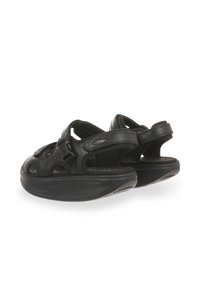 Sandalias negras con una parte superior sintética texturizada, correas ajustables y una suela gruesa y acolchada con diseños recortados para mayor transpirabilidad.