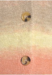 Stickad cardigan i beige, gult och persiko-gradiant. Har en stor, marmorerad knapp som framhäver den mjuka texturen och de varma färgerna.