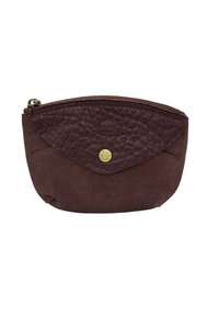 Pochette en cuir marron avec un panneau avant texturé et un dos lisse. Dotée d'un bouton-pression doré et d'une fermeture à glissière en haut.
