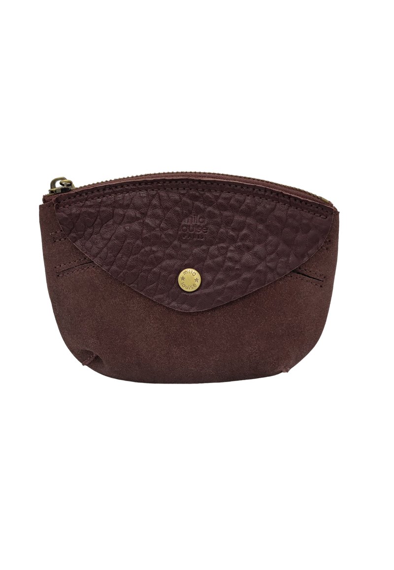 Pochette en cuir marron avec un panneau avant texturé et un dos lisse. Dotée d'un bouton-pression doré et d'une fermeture à glissière en haut.