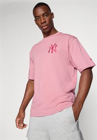 New Era MLB NEW YORK YANKEES LEAGUE ESSENTIALS TEE - Sporto klubų atributika - pink