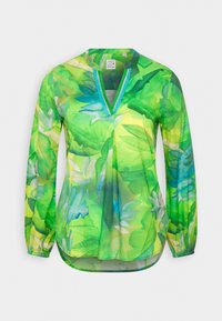 Blouse verte à manches longues avec un motif de feuilles tropicales et un décolleté en V orné d'une bordure bleue et argentée.