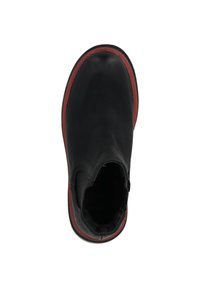Zapato de cuero negro con punta redonda, suela de goma roja y paneles elásticos laterales. Textura suave con un detalle mínimo. Vista superior.