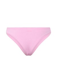 String en coton rose avec une texture lisse, design taille basse, et coutures minimales. Présente un logo embossé sur la ceinture.