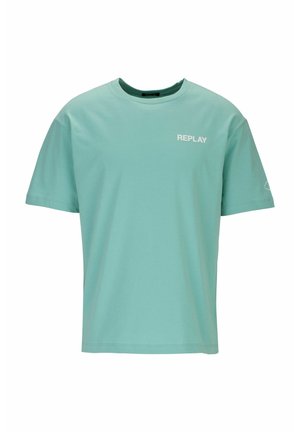 T-shirt vert menthe à manches courtes avec "REPLAY" imprimé en blanc sur la poitrine gauche, présentant un col rond et une coupe décontractée.