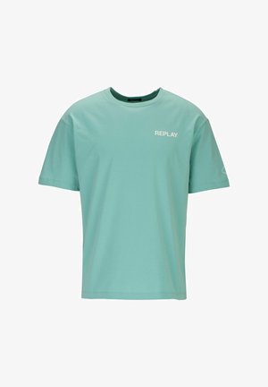 T-shirt vert menthe à manches courtes avec "REPLAY" imprimé en blanc sur la poitrine gauche, présentant un col rond et une coupe décontractée.
