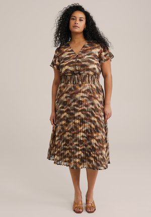 Robe plissée dans un imprimé abstrait brun, orange et crème. Dotée d'un décolleté en V, de manches courtes et d'une taille élastique. Sandales à talons bruns.