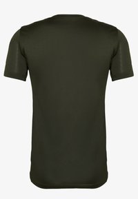 Tummanoliivinvihreä lyhythihainen t-paita. Pehmeä pinta, pyöreä pääntie ja normaali istuvuus. Selkeytetty takaviisto.