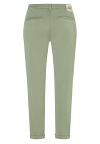 Lichtgroene katoenen broek met een rechte pasvorm, voorzien van twee achterzakken en opgerolde manchetten voor een nette afwerking. Inclusief subtiele stikdetails.