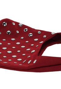 Rode suede tas met metalen studs over het oppervlak, met een vlakke vorm en open handvatten. Gladde textuur, afgeronde accenten in zilver.