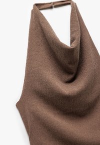 Top senza maniche marrone realizzato in un tessuto testurizzato, con scollatura a cowl e un design minimalista. Nessun hardware o motivo visibile.