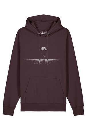 Dunkellila Kapuzenpullover mit Fronttasche und weißer Grafik einer Person, die im Wasser unter einem mondbeleuchteten Himmel mit Sternen steht.